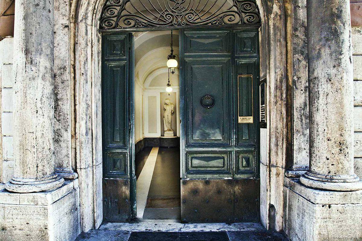 Il portone monumentale di Via del Corso 12